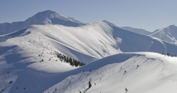Polski turysta został poważnie ranny podczas wycieczki na Wołowiec - szczyt w Tatrach Zachodnich, położony na granicy polsko-słowackiej. 45-latek poślizgnął się na zlodowaciałym śniegu i spadł około 300 metrów po śnieżno-trawiastym zboczu na słowacką stronę grani.