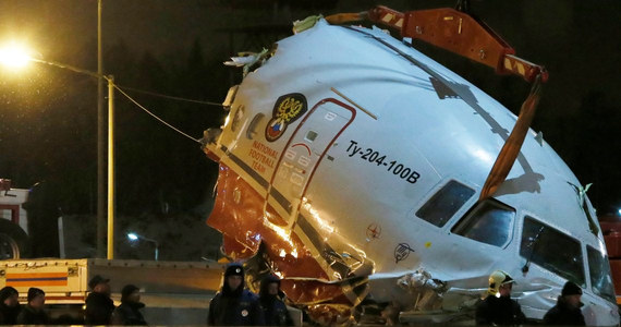 Cztery osoby zginęły, a cztery kolejne zostały ranne w katastrofie rosyjskiego samolotu pasażerskiego Tu-204 na lotnisku Wnukowo w Moskwie. Należąca do linii lotniczych Red Wings maszyna podczas lądowania wyjechała pół kilometra za pas startowy, wpadła na autostradę i stanęła w płomieniach.