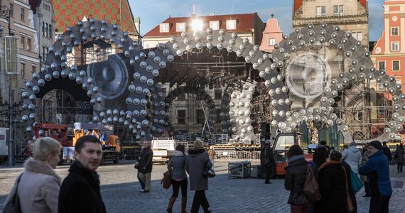 Prawie dwie trzecie z nas chce przywitać Nowy Rok w domu, w gronie najbliższych. Na imprezę ze znajomymi wybiera się 12 procent z nas, a na bal tylko 6 procent. Ograniczone fundusze nie oznaczają jednak, że świętowanie Nowego Roku musi być nudne.