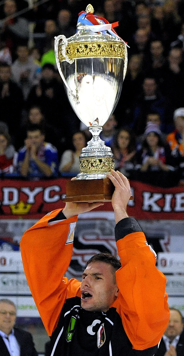 Drużyna JKH GKS Jastrzębie wywalczyła Puchar Polski w hokeju na lodzie. W finałowym meczu jastrzębianie pokonali w Sanoku 4:2 (0:1, 1:1, 3:0) miejscowy zespół  Ciarko PBS Bank, który bronił trofeum. To pierwszy Puchar Polski w historii dla Jastrzębia i największy sukces tego klubu.