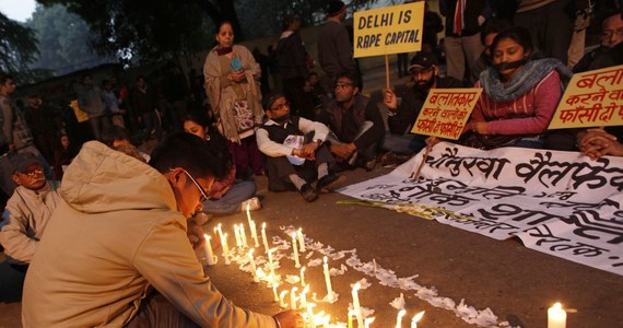 Pięciu mężczyzn zostało oskarżonych o udział w zbiorowym gwałcie i zabójstwie 23-letniej studentki fizjoterapii w Indiach. Los kobiety wywołał masowe oburzenie na niezdolność władz Indii do przeciwdziałania przemocy wobec kobiet.