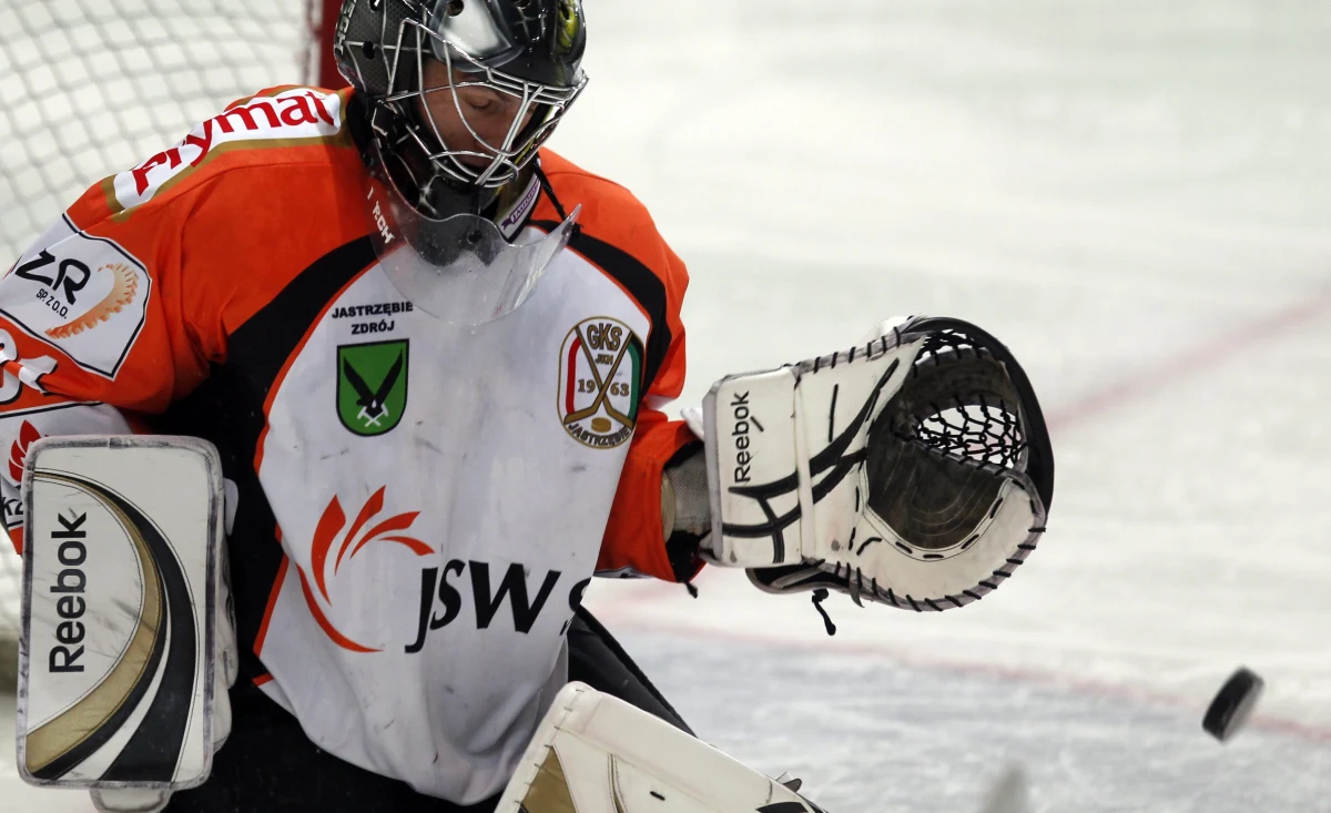 „Mecz trwa 60 minut. Cieszę, że go ‘wyciągnęliśmy’, choć przegrywaliśmy 0:2. Pokazaliśmy charakter, pokazaliśmy, że jesteśmy drużyną i wszystko jest możliwe” - mówi dziennikarce RMF FM Edycie Bieńczak Kamil Kosowski, bramkarz JKH GKS Jastrzębie. Po dobrym, wygranym 4:2, pojedynku z Ciarko PBS Bank KH Sanok jego zespół wywalczył hokejowy Puchar Polski, a sam Kosowski został uznany najlepszym bramkarzem turnieju.