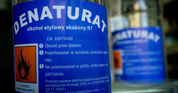 Wielkopolski Państwowy Wojewódzki Inspektor Sanitarny wstrzymał sprzedaż denaturatu oraz produktów denaturatopodobnych. Decyzję podjęto po przeprowadzeniu kontroli w związku z przypadkami zatruć metanolem, do których doszło na terenie kraju, w tym w województwie wielkopolskim.