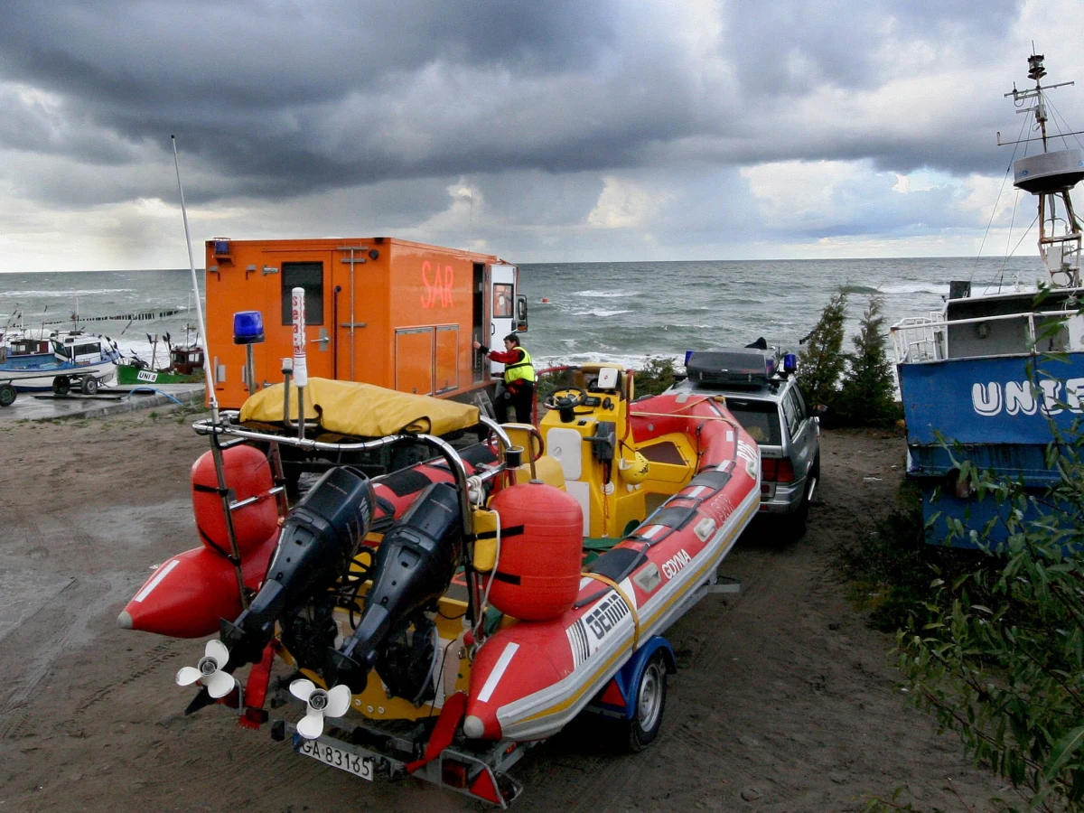 Dwaj marynarze zostali oskarżeni o przyczynienie się do zatonięcia w 2008 roku pogłębiarki "Rozgwiazda". Cztery lata temu w wypadku, do którego doszło 7 mil morskich od brzegu na wysokości wsi Gąski w Zachodniopomorskiem, zginęło 5 członków załogi.