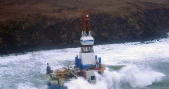Pracująca dla koncernu paliwowego Shell arktyczna platforma wiertnicza zerwała się z holu i uderzyła w brzeg niewielkiej wyspy w zatoce Alaska; nie ma oznak wycieku ropy - twierdzi amerykańska straż wybrzeża. Do wypadku doszło w nocy z poniedziałku na wtorek w trudnych warunkach pogodowych. 