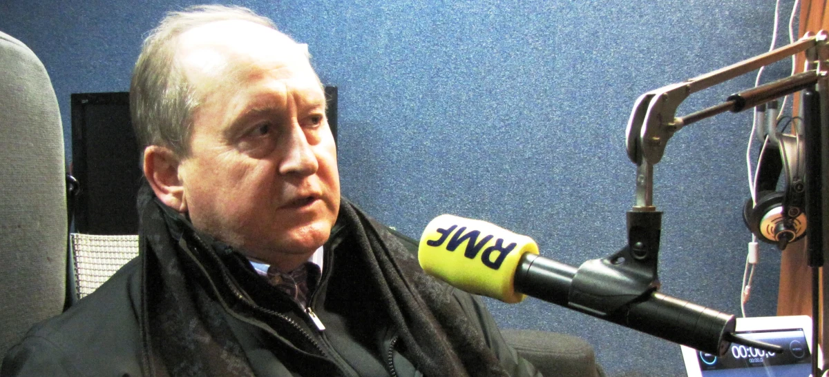 Opłaty bankowe mogą wkrótce wyraźnie wzrosnąć. Rząd przyjął projekt wprowadzenia podatku bankowego, nazywanego opłatą ostrożnościową. Mają go płacić instytucje finansowe, ale jest duże ryzyko, że przerzucą to zobowiązanie na swoich klientów. "Częściowo zostaną obciążane tym wyniki wypłacanych depozytów czy odsetek od depozytu, trochę więcej za kredyty" - mówi w rozmowie z dziennikarzem RMF FM Krzysztofem Berendą Krzysztof Pietraszkiewicz, szef Związku Banków Polskich. "To nie jest duża skala, to są ułamki lub kilka punktów bazowych" - zapewnia.