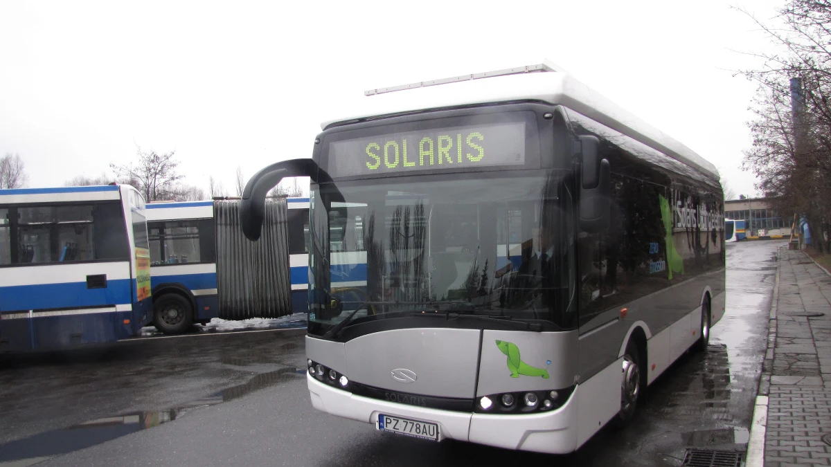 Jazda krakowską komunikacją miejską już nigdy nie będzie taka sama. Po mieście jeździ już pierwszy elektryczny autobus. Jest tak cichy, że można w nim rozmawiać szeptem. Zabiera na pokład pasażerów, którzy stoją na podłodze przypominającej trawnik, a na suficie widzą niebieskie niebo z chmurami.