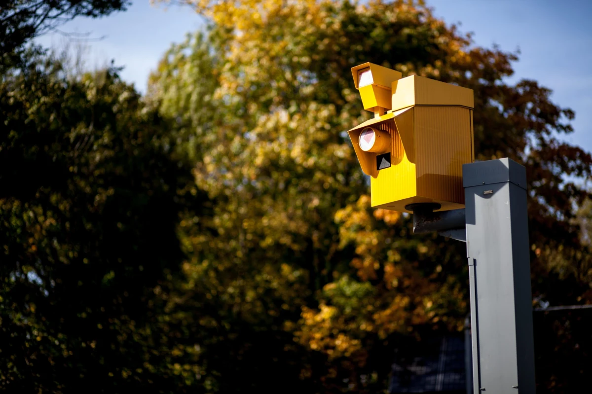 Zdjęcie z fotoradaru może być dowodem nie tylko na przekroczenie prędkości, ale także na niezapięte pasy czy brak włączonych świateł - informuje "Rzeczpospolita". Jednak nie wszyscy prawnicy zgadzają się z tą interpretacją. Niektórzy uważają, że decydować o tym może tylko sąd.