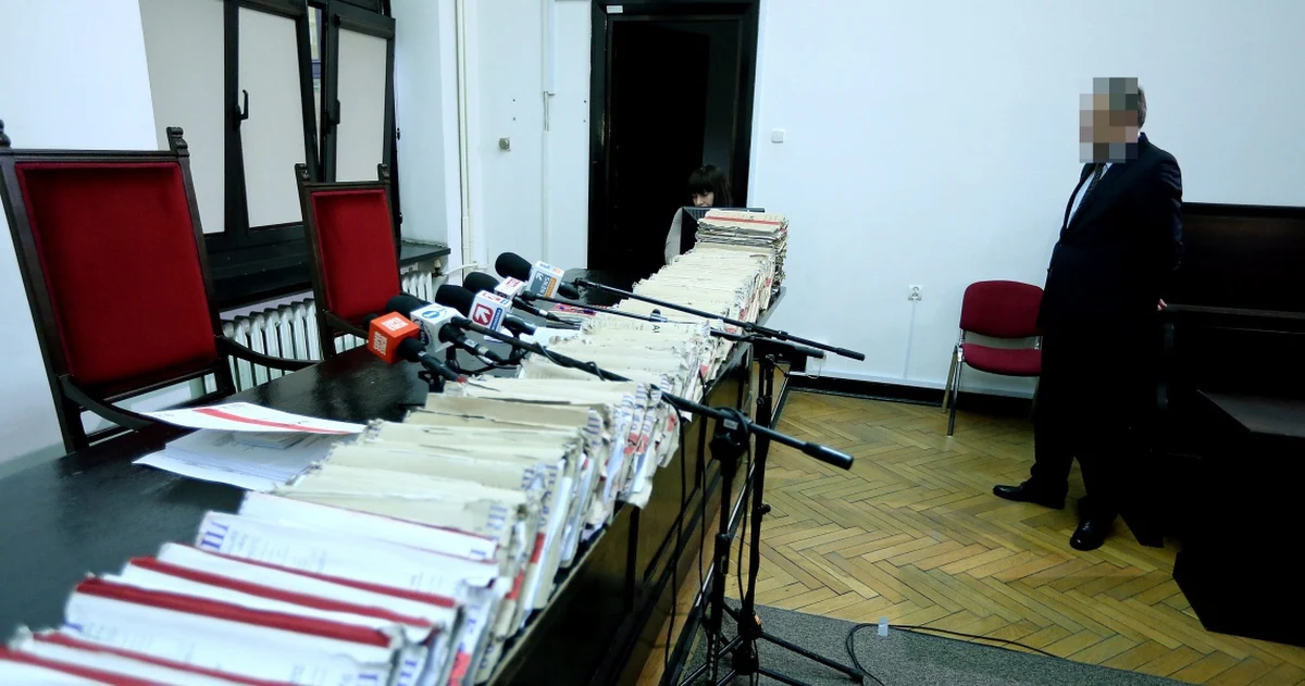 Rok więzienia w zawieszeniu na dwa lata oraz 72 tys. zł grzywny – taki wyrok usłyszał przed warszawskim sądem dr Mirosław G. Jednocześnie lekarz został uniewinniony od zarzutów mobbingu. Wobec pacjentów oskarżonych o wręczenie łapówek sąd umorzył warunkowo postępowanie na dwa lata.