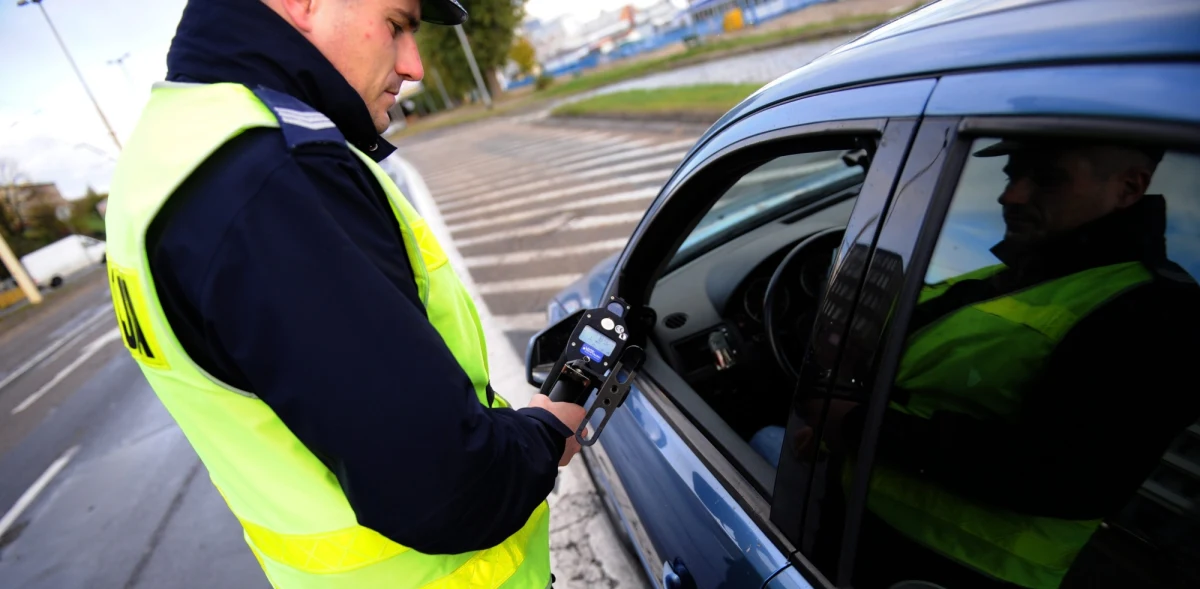 Parlamentarzyści łamiący zasady ruchu drogowego już nie będą mogli zasłaniać się immunitetem. W myśl porozumienia resortu transportu i Inspekcji Transportu Drogowego, zdjęcia zrobione im przez fotoradar będą trafiać prosto do marszałków Sejmu i Senatu. I to od razu z wnioskiem o uchylenie immunitetu.