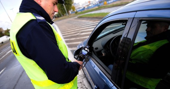 Parlamentarzyści łamiący zasady ruchu drogowego już nie będą mogli zasłaniać się immunitetem. W myśl porozumienia resortu transportu i Inspekcji Transportu Drogowego, zdjęcia zrobione im przez fotoradar będą trafiać prosto do marszałków Sejmu i Senatu. I to od razu z wnioskiem o uchylenie immunitetu.