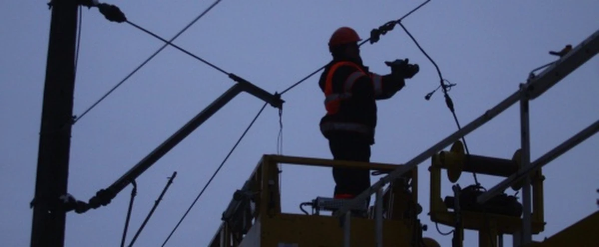 Policjanci z Tarnowskich Gór i Tworoga rozbili szajkę złodziei, którzy skradli co najmniej 9 elementów infrastruktury kolejowej. Wśród zatrzymanej sześcioosobowej grupy są dwie kobiety oraz 15-letnia dziewczyna. 