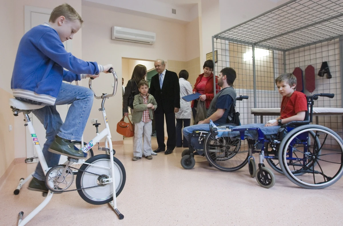 Narodowy Fundusz Zdrowia nie podpisał umowy z wrocławskim ośrodkiem, który zajmuje się neuropsychiatrią. Urzędnicy twierdzą, że placówka nie spełniła wymagań. W rezultacie prawie 300 maluchów zostało bez rehabilitacji. Rodzice małych pacjentów nie chcą leczyć swoich dzieci gdzie indziej.