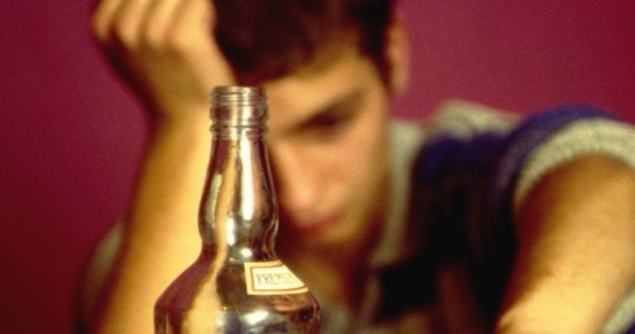 Spożywanie alkoholu przed 17. rokiem życia aż dwukrotnie zwiększa ryzyko nałogu w wieku dorosłym. Taki alarm podnoszą naukowcy z francuskiego Narodowego Instytutu Zdrowia i Poszukiwań Medycznych.