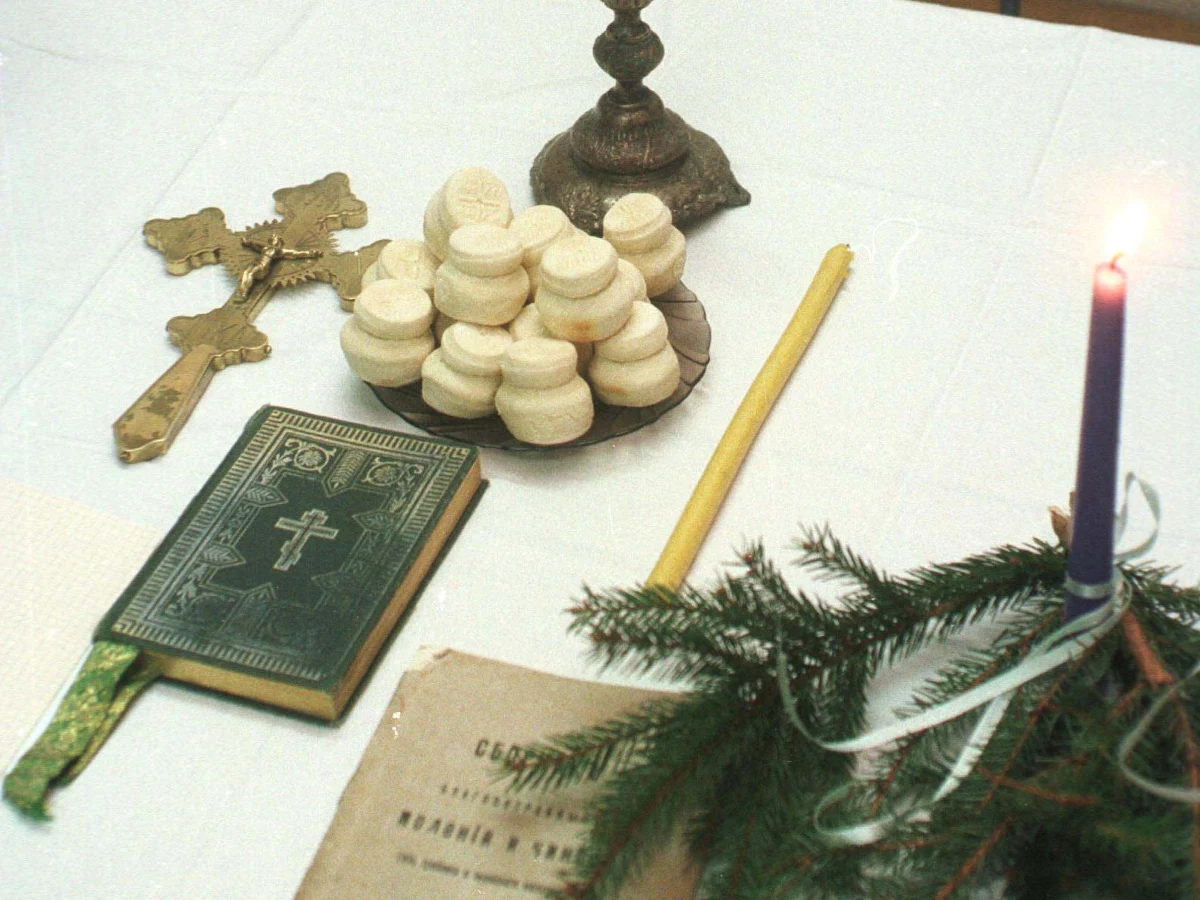 Chrześcijanie obrządków wschodnich obchodzą dziś wigilię Bożego Narodzenia. U blisko 600-tysięcznej społeczności prawosławnej w Poslce wieczerza zacznie się od podzielenia się prosforą - małą bułeczką na zakwasie.
