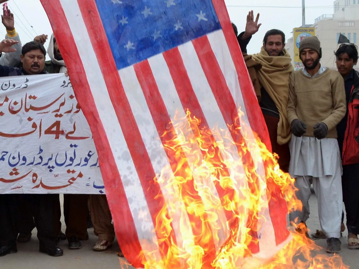 Co najmniej 17 bojowników zginęło na pakistańskich terytoriach plemiennych w wyniku ataku amerykańskich samolotów bezzałogowych. Kilka dni wcześniej w czasie podobnej ofensywy zabito dowódcę rebeliantów mułłę Nazira.