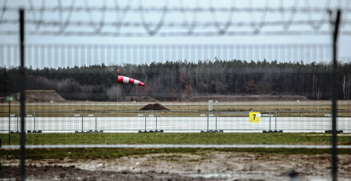 Władze lotniska w Modlinie liczą na to, że od 16 stycznia port będzie mógł przyjmować samoloty pasażerskie. Eksperci pozytywnie ocenili bowiem zakończoną już naprawę pękniętego pasa startowego. To pęknięcie tuż przed świętami doprowadziło do paraliżu lotniska.  