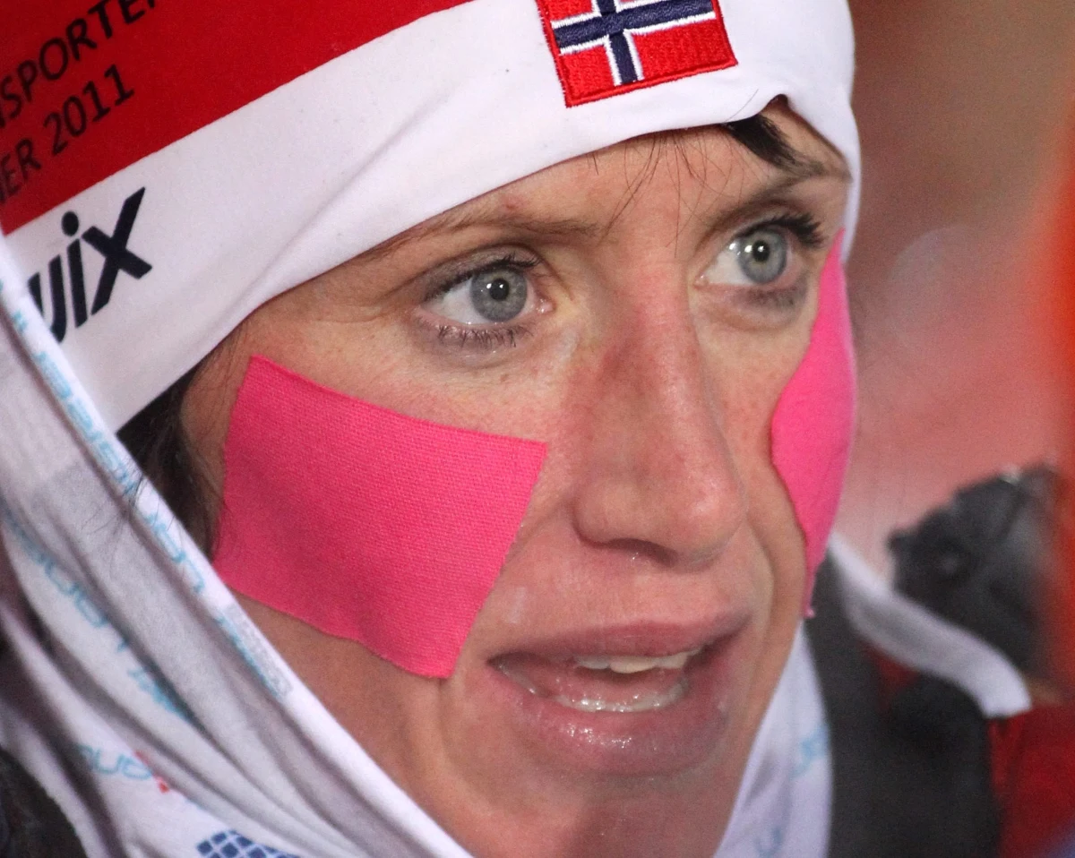 "Zwycięstwo Justyny Kowalczyk było jak najbardziej zasłużone" - tak Marit Bjoergen skomentowała wygraną Polki w ostatnim etapie Tour de Ski. Sama Norweżka musiała zrezygnować ze startu w cyklu z powodu nieprawidłowości w pracy serca. Zapowiedziała jednak, że za dwa tygodnie powróci do rywalizacji i weźmie udział w zawodach Pucharu Świata we Francji, w La Clusaz. 