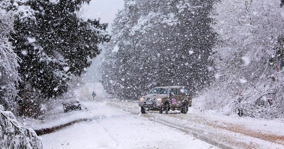 Mocne opady śniegu i gwałtowny spadek temperatury sprawiły, że w wielu regionach Polski drogi są śliskie i niebezpieczne. Dzwoniąc na Gorącą Linię RMF FM informujecie nas o fatalnych warunkach jazdy, kolejnych wypadkach i kolizjach. Policjanci i służby drogowe apelują do kierowców o rozwagę.