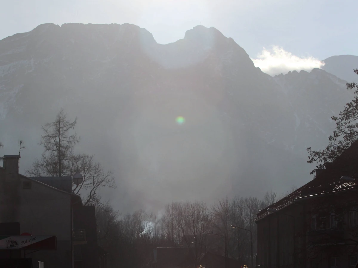 Sezon wypoczynkowy w polskich górach z roku na rok jest dłuższy. A to między innymi za sprawą coraz lepszej bazy noclegowej - informuje "Rzeczpospolita". Mało atrakcyjne prywatne kwatery oraz domy wypoczynkowe i hotele odchodzą w zapomnienie.