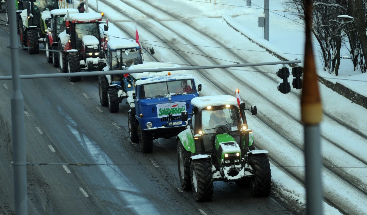Na drogach Pomorza, Dolnego Śląska, okolic Szczecina i Koszalina pojawiły się bardzo wolno jadące traktory, które mogą sparaliżować ruch. To kontynuacja protestu rolników, którzy domagają się większego nadzoru nad sprzedażą państwowej ziemi. Często bowiem zdarza się, że grunty kupowane są przez podstawione osoby, opłacane przez zagraniczny kapitał. Czy przyłączylibyście się do ich protestu? Głosujcie i komentujcie!
