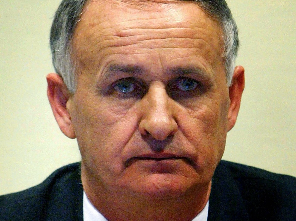 Formalności stało się zadość - minister sprawiedliwości Jarosław Gowin zgodził się na to, żeby serbski zbrodniarz wojenny Radislav Krstić  trafił do polskiego więzienia. W 2001 roku Międzynarodowy Trybunał Karny dla byłej Jugosławii skazał byłego dowódcę wojsk serbskich na 35 lat więzienia. We wrześniu zwrócił się zaś do Polski z prośbą, by zbrodniarz mógł odbywać karę w naszym kraju. 