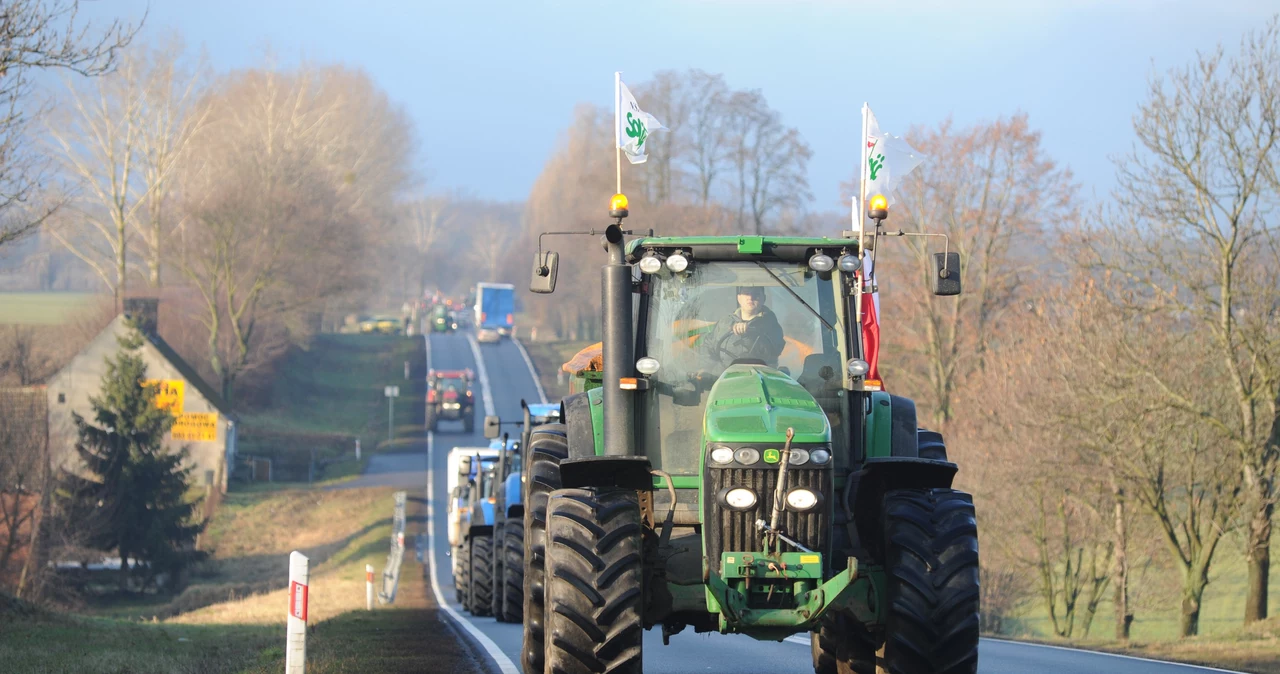 Traktory poruszają się z prędkością 15 km/h.