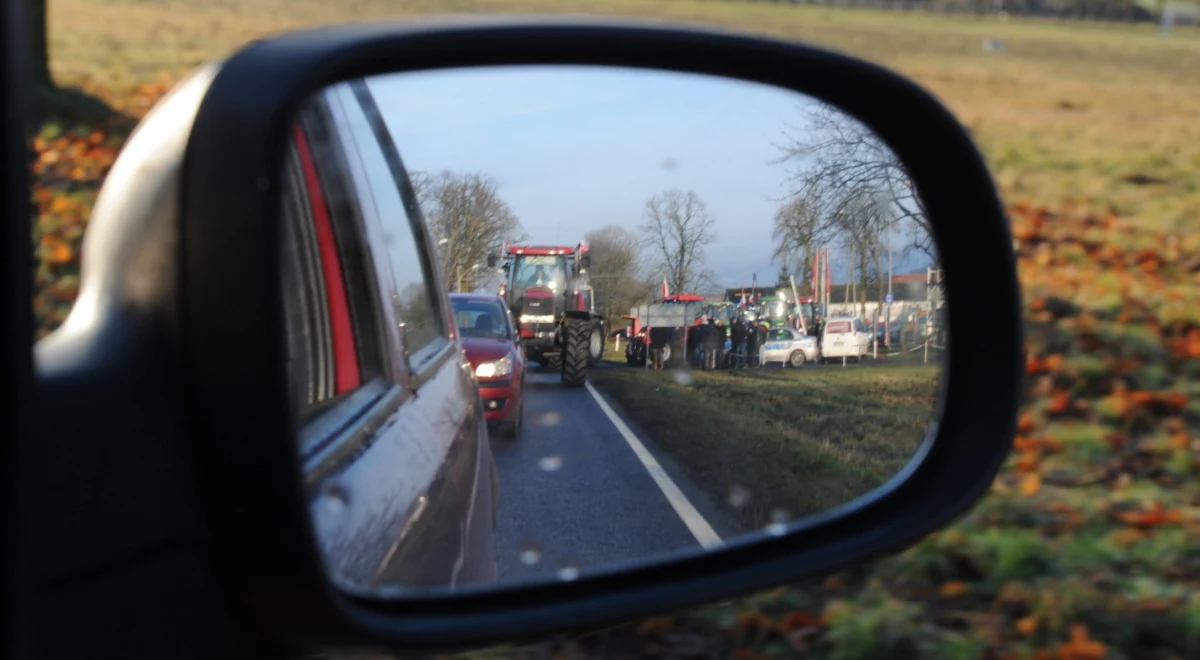 Na drogach Pomorza, Dolnego Śląska, okolic Szczecina i Koszalina, a także ulicach Gdańska pojawiły się bardzo wolno jadące traktory, które paraliżują ruch. To ciąg dalszy protestu rolników, którzy domagają się większego nadzoru nad sprzedażą państwowej ziemi. 