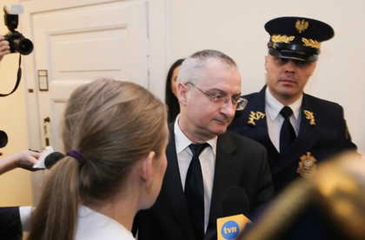 Odchodzący szef ABW Krzysztof Bondaryk miałby trafić do Biura Bezpieczeństwa Narodowego, twierdzi źródło "Rzeczpospolitej". Miałby pomóc zreformować prezydentowi sprawy związane z bezpieczeństwem. "Byłby w tym bardzo dobry i przydatny"-  mówi były szef ABW Andrzej Barcikowski, choć zastrzega, że nie słyszał o tej propozycji. 