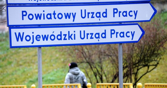 Gdyby odpowiednio przeszkolić bezrobotnych, co trzeci od ręki znalazłby pracę - pisze "Puls Biznesu". Dziennik powołuje się na wyniki badań przeprowadzonych przez ekonomistów Uniwersytetu Jagiellońskiego. Wynika z nich, że w naszym kraju niemal stale wolnych jest około 600 tys. stanowisk. Na przeszkodzie do zatrudnienia bezrobotnych staje jednak ich brak kwalifikacji.