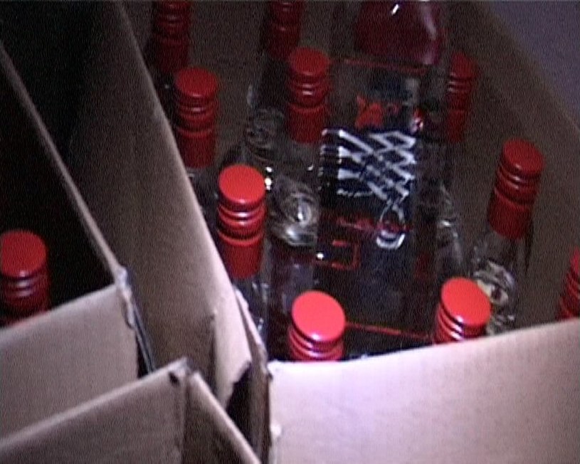 Tak, bo na targowiskach jest taniej , Tak, bo w akademikach zawsze można liczyć na studencką "pomoc", Tak, przede wszystkim są to wyroby własne, zza wschodniej lub południowej granicy , Nie, kupuję alkohol tylko z legalnego źródła, Nie, bo nie piję alkoholu