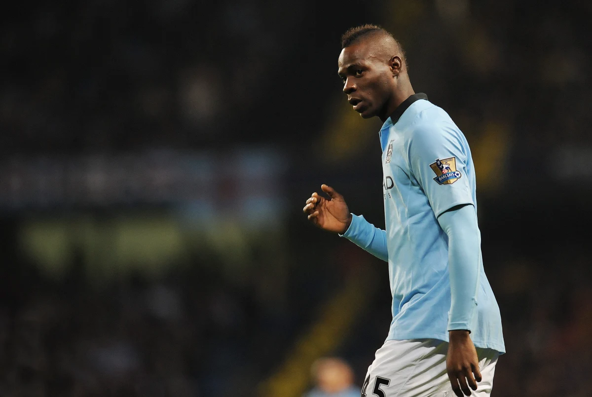 Właściciel i prezydent AC Milanu Silvio Berlusconi zaprzeczył, jakoby był zainteresowany pozyskaniem z Manchesteru City Mario Balotellego. Czarnoskórego piłkarza reprezentacji Włoch z powodu konfliktowego charakteru nazwał "zgniłym jabłkiem".