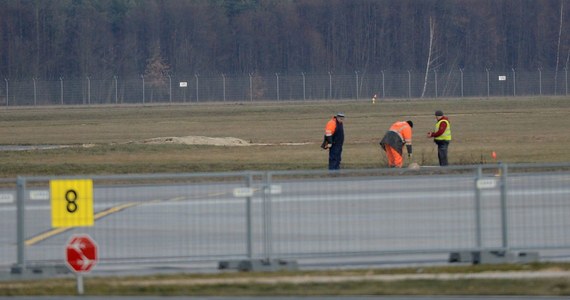 Port lotniczy w Modlinie jeszcze przez co najmniej tydzień nie będzie przyjmował samolotów. Nadzór budowlany po kontroli nie zgodził się na otwarcie pasa startowego, ponieważ wykonawca nie naprawił go zgodnie z wydanymi zaleceniami.