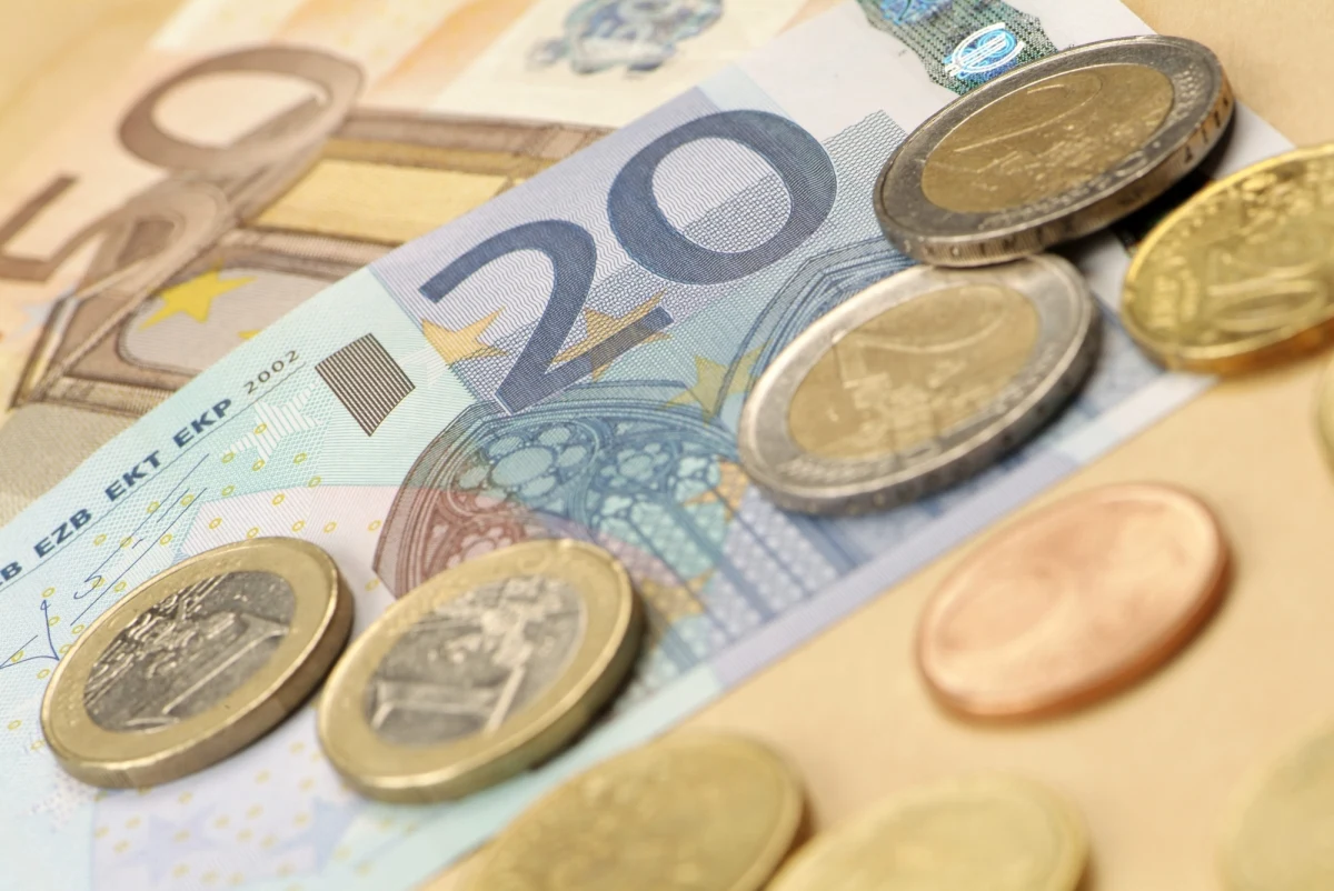 Irlandia i Portugalia zwróciły się o wydłużenie okresu spłaty pożyczek, które otrzymały z europejskich funduszy ratunkowych. Oba kraje wspólnie przedstawiły swoje wnioski na posiedzeniu ministrów finansów państw strefy euro oraz na spotkaniu Rady ministrów finansów Unii Europejskiej.