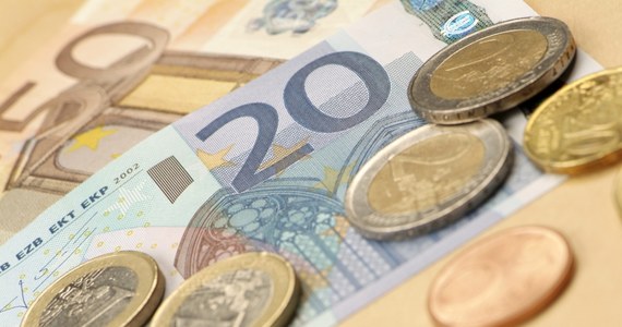 Irlandia i Portugalia zwróciły się o wydłużenie okresu spłaty pożyczek, które otrzymały z europejskich funduszy ratunkowych. Oba kraje wspólnie przedstawiły swoje wnioski na posiedzeniu ministrów finansów państw strefy euro oraz na spotkaniu Rady ministrów finansów Unii Europejskiej.
