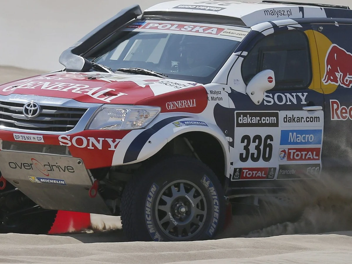 Po czterech etapach 35. Rajdu Dakar Adam Małysz z pilotem Krzysztofem Martonem (Toyota Hilux) awansowali z 21. na 19. miejsce. Od prowadzącej załogi francuskiej Stephane Peterhansel i Jean Paul Cottret (Mini) dzieli ich niespełna dwie i pół godziny.