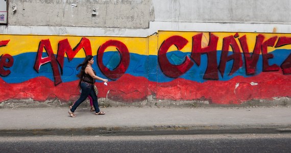 Zgromadzenie Narodowe Wenezueli zgodziło się, żeby prezydent Hugo Chavez, który ze względów zdrowotnych nie będzie mógł zostać zaprzysiężony 10 stycznia w parlamencie na trzecią kadencję, złożył przysięgę później, przed Sądem Najwyższym. Chavez nie wystąpił publicznie od czasu przejścia czwartej operacji onkologicznej na Kubie 11 grudnia ub.r. Przedstawiciele władz Wenezueli określają jego stan jako "delikatny".

