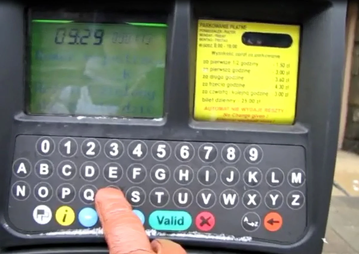 Wystarczy kilka stopni na minusie, a parkomaty w Łodzi już zamarzają. Kierowcy chociaż chcą, to nie mogą zapłacić za parkowanie, bo na panelach nic nie widać; nie można więc wprowadzić numeru rejestracyjnego auta ani zapłacić kartą zbliżeniową. 