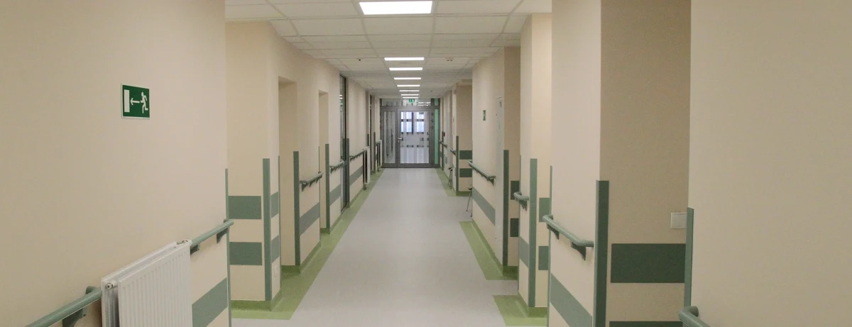 Kolejne szpitale na Warmii i Mazurach wprowadzają zakazy i ograniczenia odwiedzin pacjentów z powodu grypy. W regionie zdiagnozowano osiem osób z wirusem AH1N1.