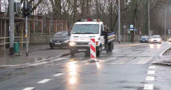 Od tygodnia samochody zygzakiem muszą omijać pachoł ustawiony na środku jezdni przy jednej z głównych ulic w Szczecinie. Podobnych miejsc jest więcej mówi szczeciński zarząd dróg i zdradza dlaczego - oznaczone pachołami dziury czekają na załatanie.