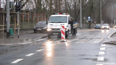 Stawiają pachoły, zamiast od razu załatać dziury