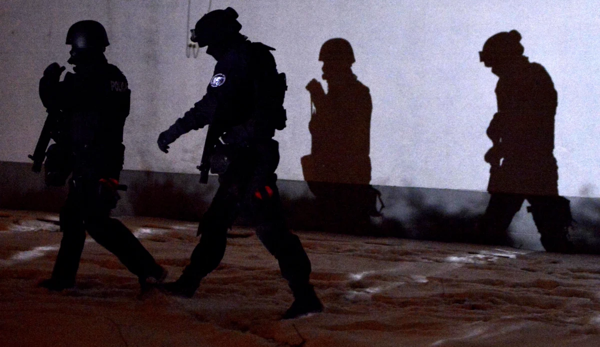 "Generał Roman Polko mówi o sytuacji hipotetycznej, my musimy działać w sytuacji realnej. To nie jest zabawa. Stawką jest ludzkie życie - również tego, który jest przestępcą" - tak rzecznik Komendy Głównej Policji odpowiada na zarzuty byłego szefa GROM, który skrytykował akcję służb po strzelaninie w Sanoku. "My nie mówimy w mediach o tym, co robimy i w jaki sposób - i nigdy nie będziemy tego mówić. Niech to pozostanie tajemnicą policyjną, bo edukacja przestępców wcale nie jest nam potrzebna" - dodaje Mariusz Sokołowski.