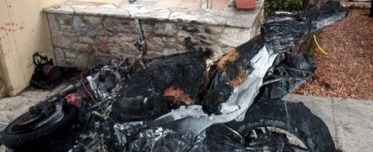 Niewielkie bomby domowej roboty wybuchły rano przed domami pięciu dziennikarzy w Atenach. Według policji sprawcy chcieli zaprotestować przeciwko sposobowi, w jaki media opisują wydarzenia związane z kryzysem finansowym w Grecji. Był to pierwszy tak skoordynowany atak wymierzony w dziennikarzy od wybuchu greckiego kryzysu w 2009 roku. W wyniku eksplozji nikomu nic się nie stało.