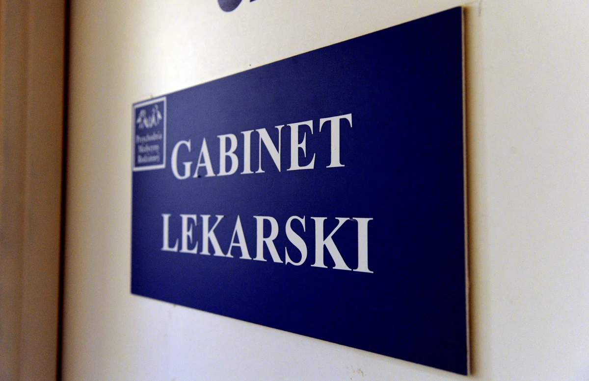 2,7 promila alkoholu w organizmie miał 45-letni lekarz, dyżurujący w jednej z gnieźnieńskich przychodni. Policja ustala czy mógł narazić pacjentów na niebezpieczeństwo utraty zdrowia lub życia.