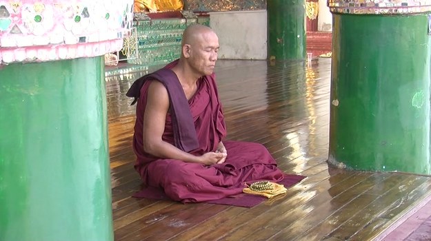 Po 50 latach rządów wojskowej junty Birma powoli odzyskuje wolność. Zapraszamy na film z tego kraju. Zobaczycie m.in. jedną z najpiękniejszych świątyń Shwedagon, zatłoczone ulice miast i ubogą wieś, słonie albinosy w Naypyidaw,  niezwykłe życie nad rzeką w Mandalay, fabrykę jedwabiu i unikalną pracownię buddyjskiej rzeźby. Autorem filmu jest Jerzy Jurecki, reporter Tygodnika  Podhalańskiego, który przez kilka tygodni szkolił dziennikarzy w Yangun i Mandalay.