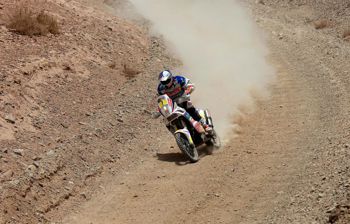 Francuski motocyklista Thomas Bourgin zginął podczas siódmego etapu 35. Rajdu Dakar. Tragiczny wypadek wydarzył się na drodze dojazdowej do punktu, z którego miał się rozpocząć odcinek specjalny. 25-letni Francuz podjeżdżał pod górę w Chile i zderzył się z jadącym w przeciwnym kierunku samochodem policyjnym. Prawdopodobnie zginął na miejscu.