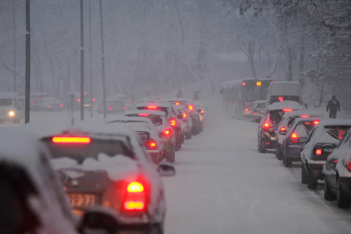 Zasypane ulice, gigantyczne korki, olbrzymie opóźnienia miejskich tramwajów i autobusów - taki początek weekendu zafundowała szczecinianom zima. Kierowcy utknęli i w centrum Szczecina, i na trasach wyjazdowych z miasta.