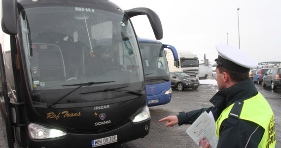 Aż 80 mandatów nałożono na kierowców autokarów, które ITD skontrolowała od początku ferii. Najpoważniejszymi przewinieniami były m.in. niesprawne hamulce i wycieki różnego rodzaju płynów.