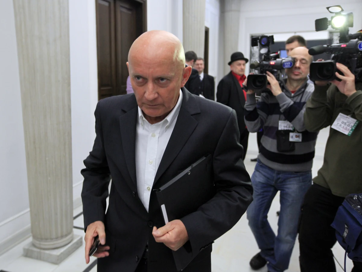 "Ona nie była ubezwłasnowolniona, nie była zakładniczką. Oni trzymali się za ręce, obejmowali się, przytulali. Zakładamy, że pozwoliłby jej odejść, gdyby chciała" - tak były antyterrorysta Jerzy Dziewulski opisuje w rozmowie z reporterem RMF FM Mariuszem Piekarskim to, co działo się w mieszkaniu przy Cegielnianej 14 w Sanoku, gdzie w czwartek zabarykadowali się 33-letni Andrzej B. i jego 17-letnia dziewczyna. "Jestem przekonany, że chciała z nim umrzeć. Byli spokojni, byli razem. Kiedy policjanci weszli do sypialni, oni leżeli obok siebie, odświętnie ubrani. Dzisiaj tłum już mówi: Zginęli jak Romeo i Julia" - dodaje.