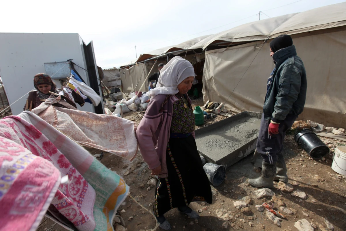 Kilkuset policjantów i żołnierzy izraelskich rozpoczęło likwidację obozu aktywistów palestyńskich, który zorganizowano na miejscu projektowanego osiedla żydowskiego na okupowanym Zachodnim Brzegu. Izraelczycy używają buldożerów, które równają teren wioski namiotowej z ziemią.